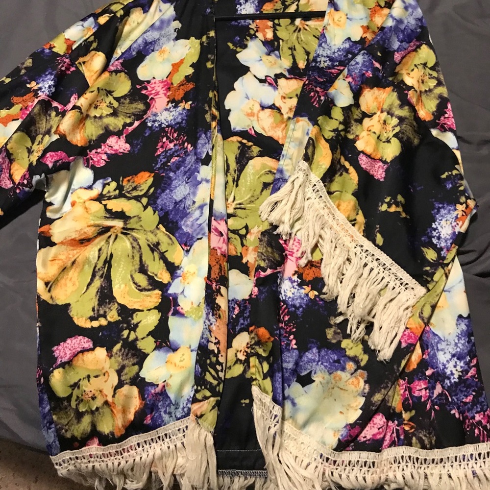 Gimmicks floral fly away with fringe